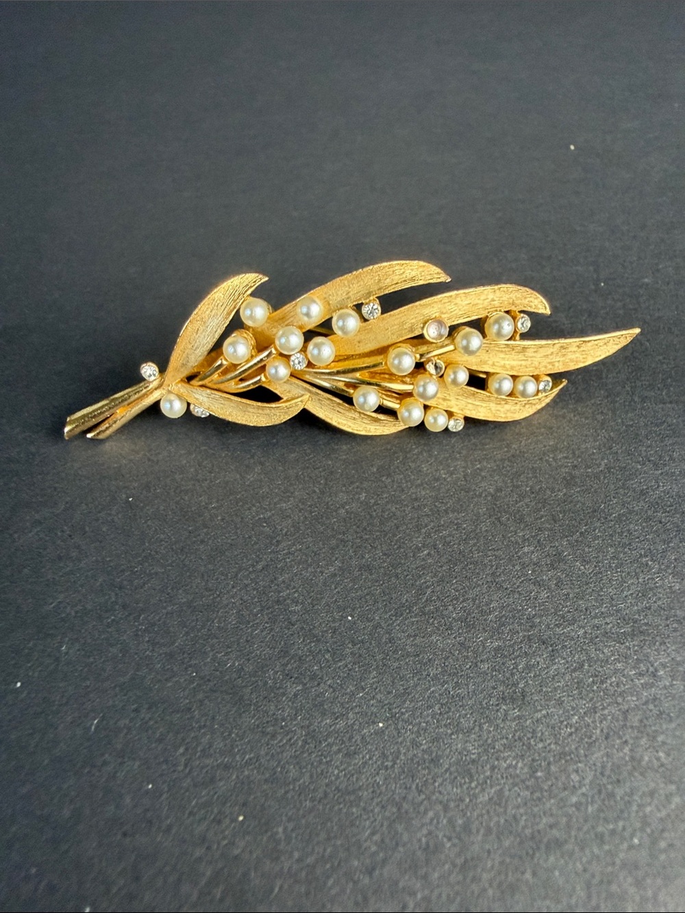 Vintage signed crown trifari gold tone faux pearl leaf spray brooch pin mid